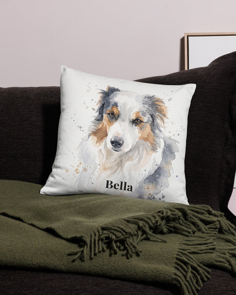 Kissen mit Hundeportrait im Aquarell-Stil und Namen Bella auf dem Sofa