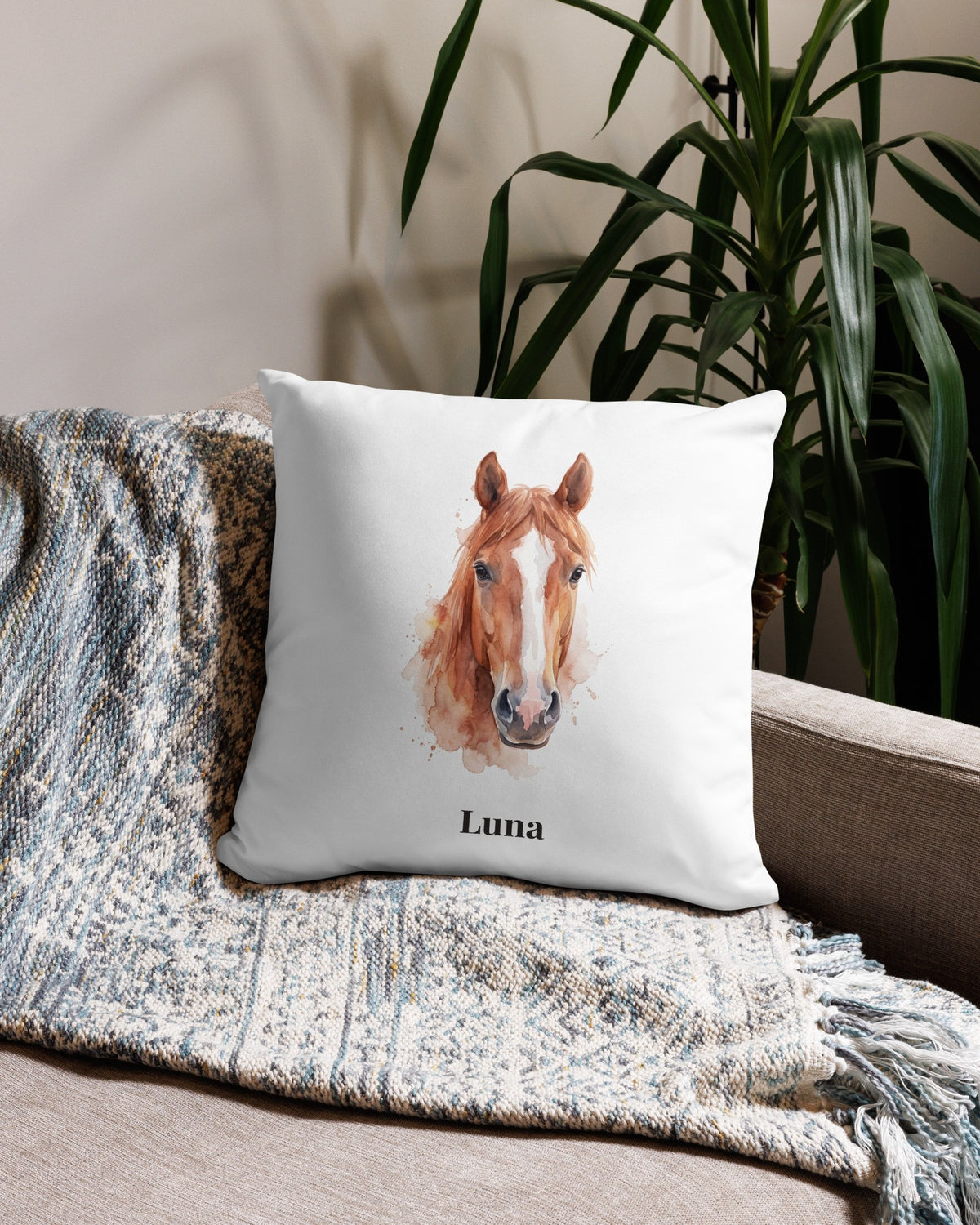 Kissen mit Pferdeportrait im Aquarell-Stil und Namen Luna, Printful-Wohnszene