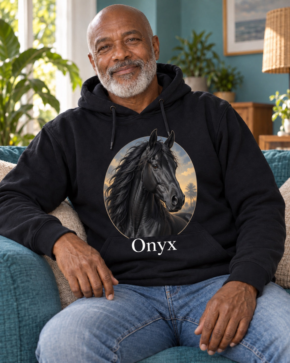 Mann im schwarzen Hoodie mit Rappe Onyx als Pferdeportrait im tealblauen Sommerwohnzimmer