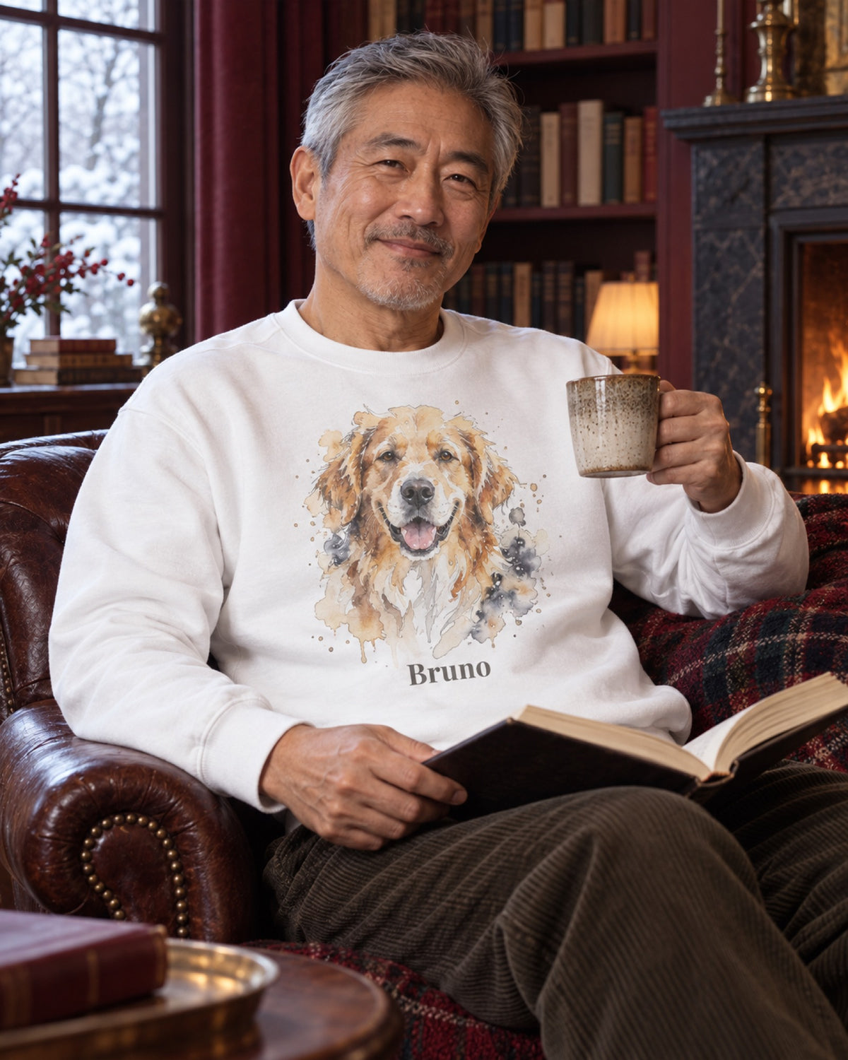Mann im weißen Sweatshirt mit Golden Retriever Bruno als Aquarellportrait im burgunderroten Lesewohnzimmer