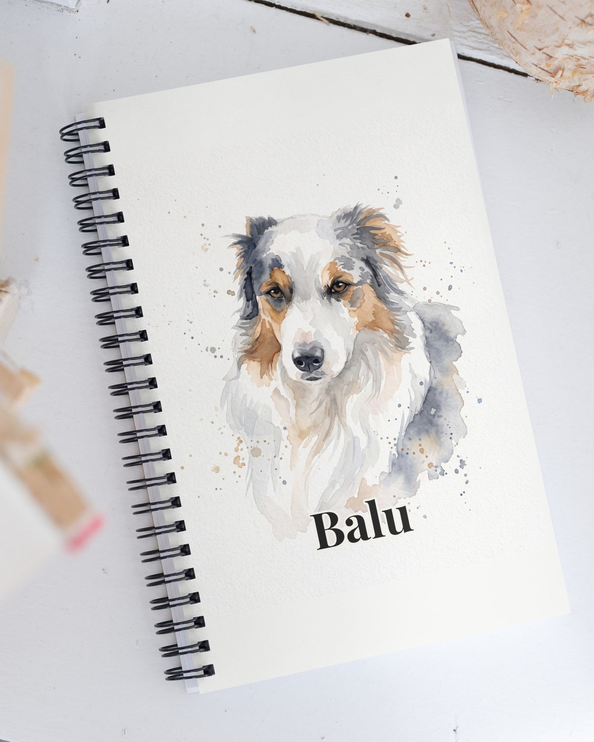 Notizbuch mit deinem Hund im Aquarell-Stil mit Namen Balu auf dem Schreibtisch