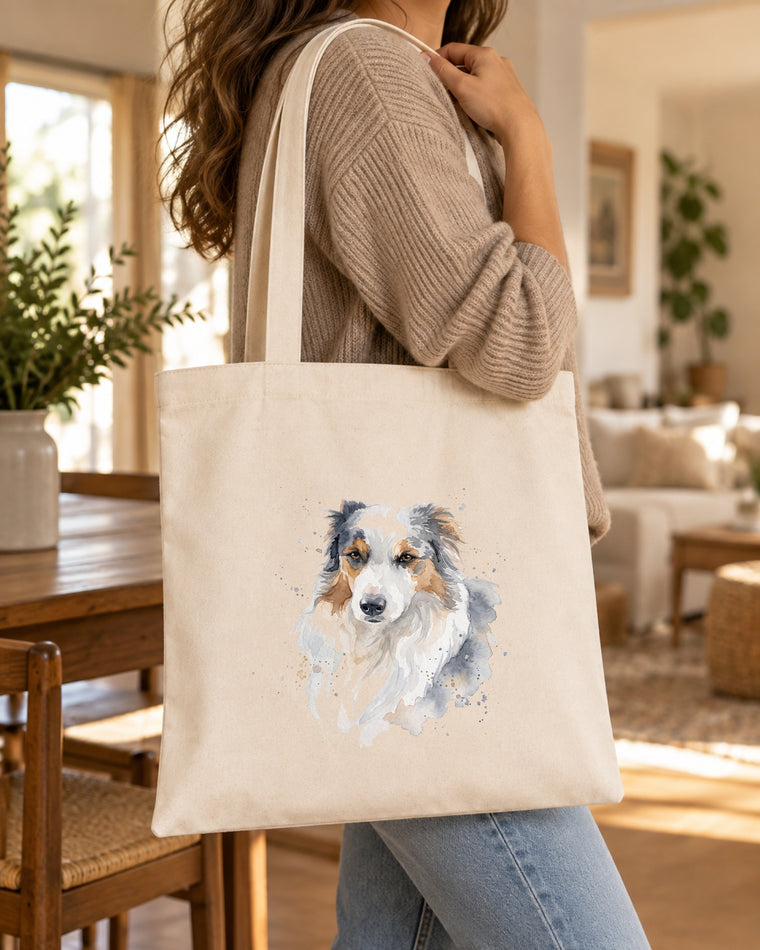 Naturfarbene Stofftasche mit Hundeportrait im Aquarell-Stil, getragen über der Schulter