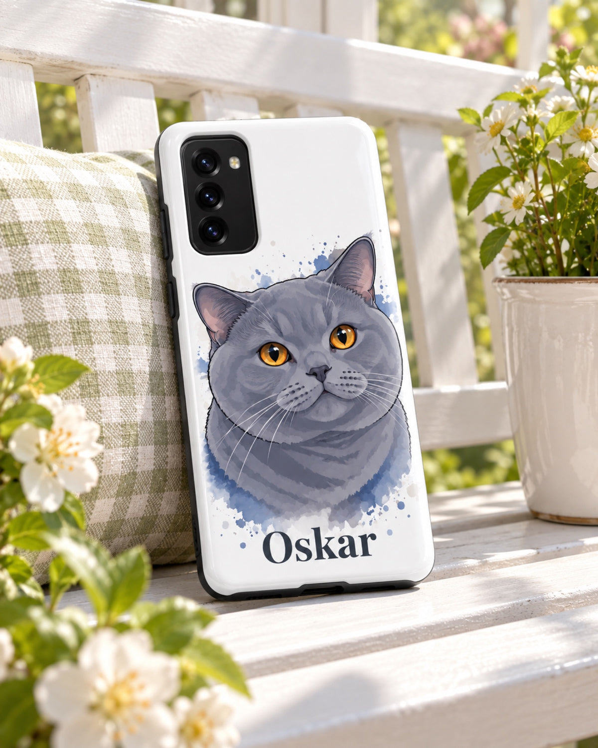 Samsung Galaxy S20 Hülle mit Britisch Kurzhaar im Aquarell-Stil und Namen Oskar auf einer weißen Wintergartenbank im Frühling