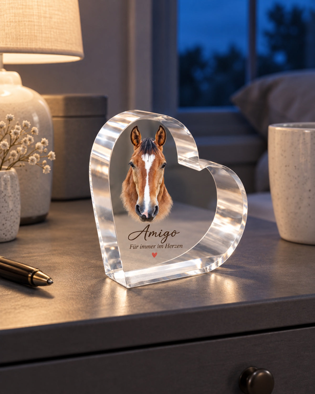 Acrylherz mit braunem Pferd Amigo, Namen und Herz auf dunkelgrauer Kommode