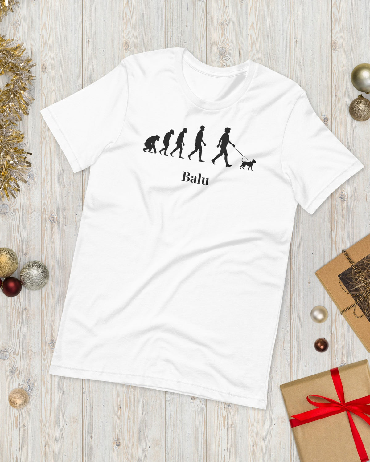 T-Shirt Pet Evolution in Weiß mit Namen Balu, weihnachtlich auf Holz gelegt
