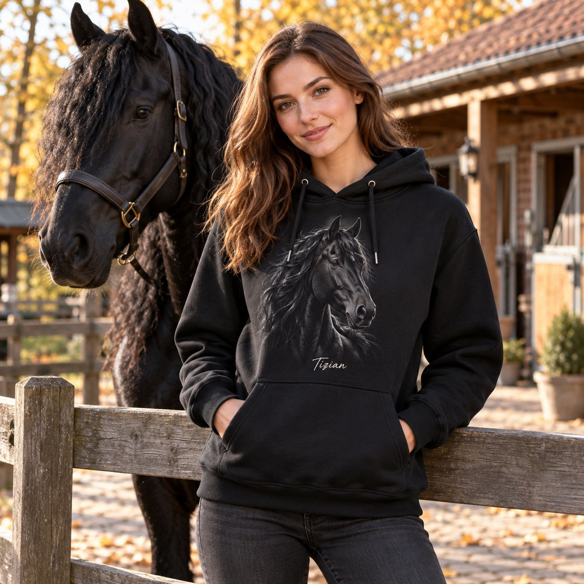 Schwarzer Hoodie mit Pferdeportrait eines Friesen am Reitstall