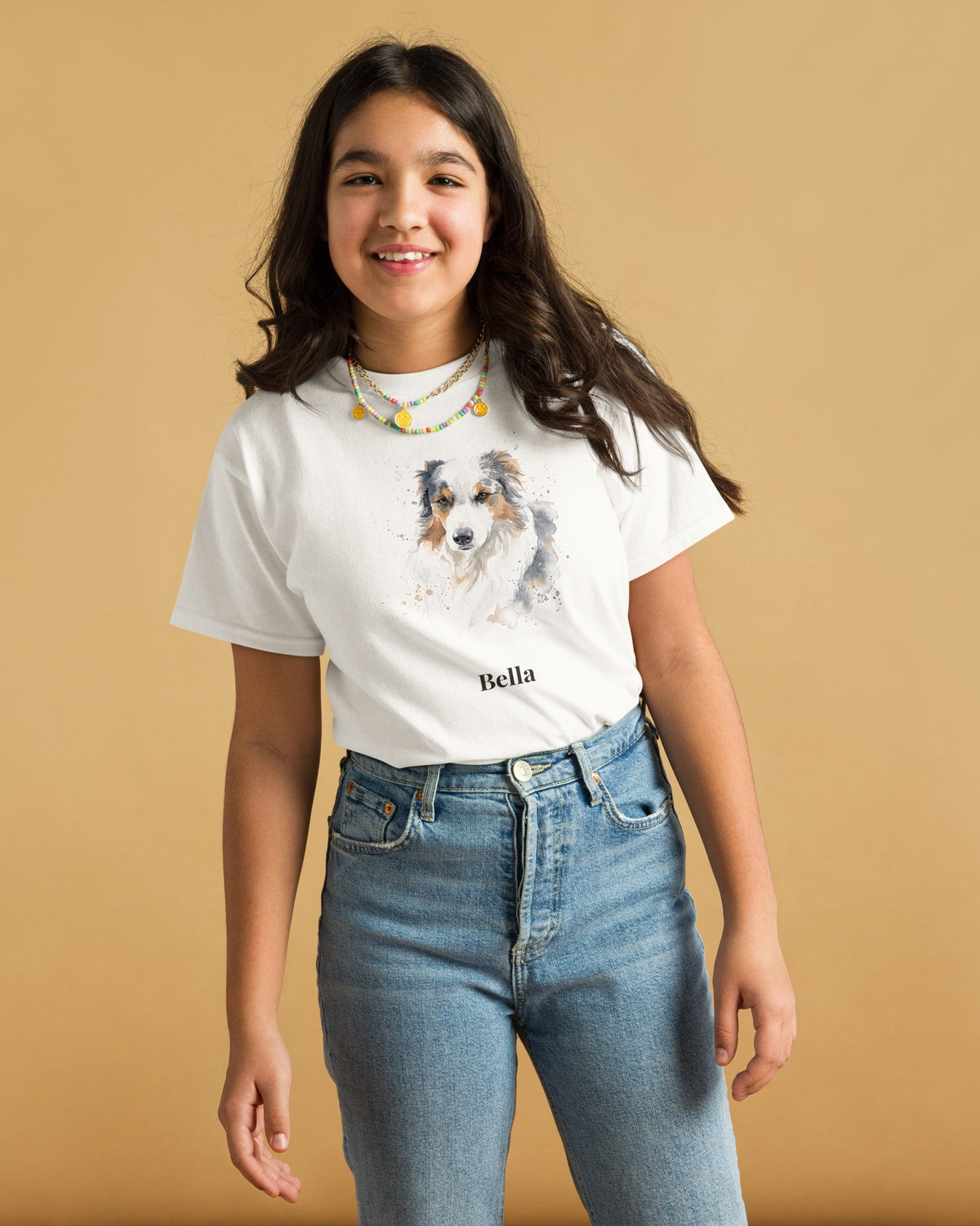 Mädchen im weißen T-Shirt mit Hundeportrait im Aquarell-Stil