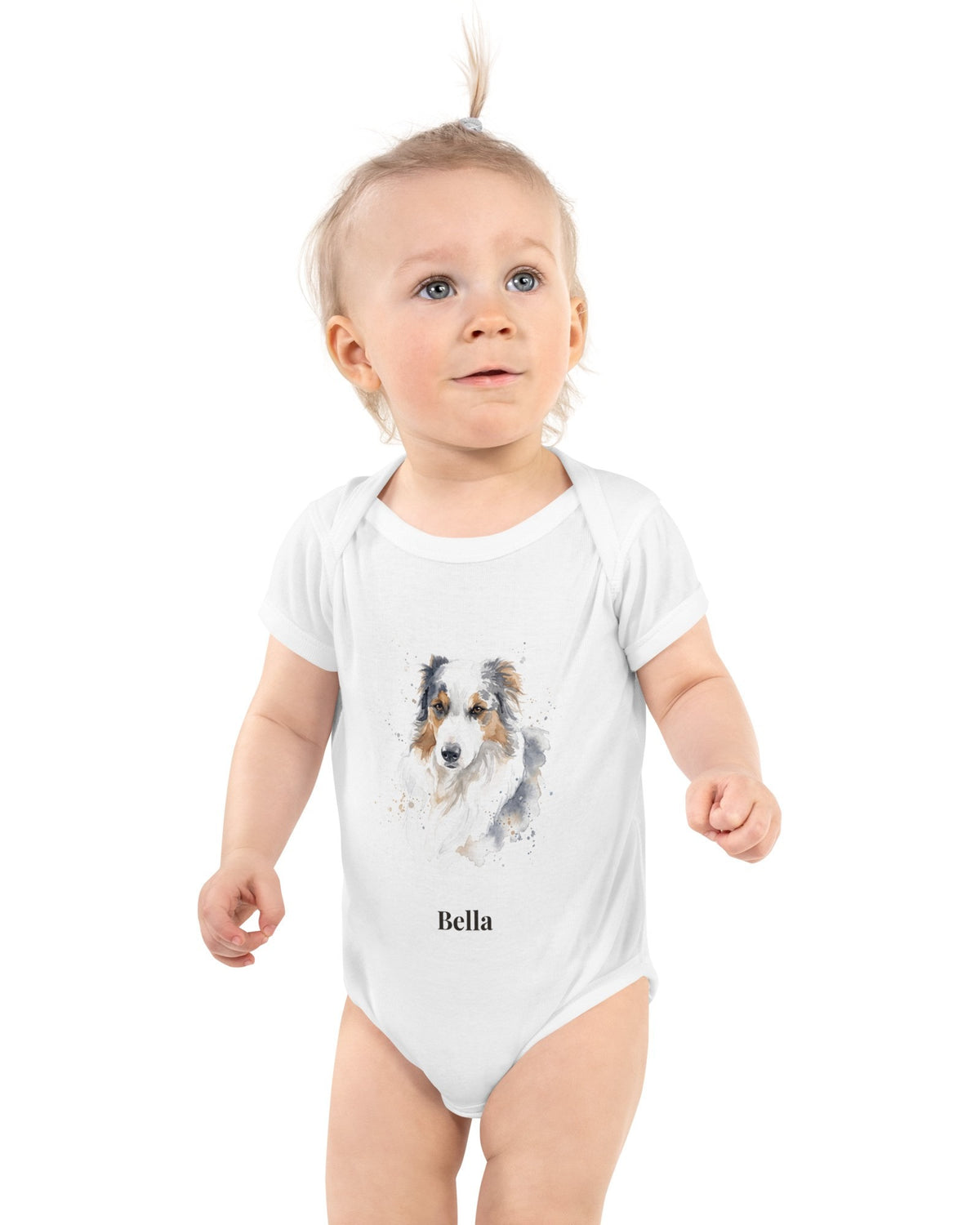Babybody weiß mit Hundeportrait im Aquarell-Stil und Namen Bella, getragen