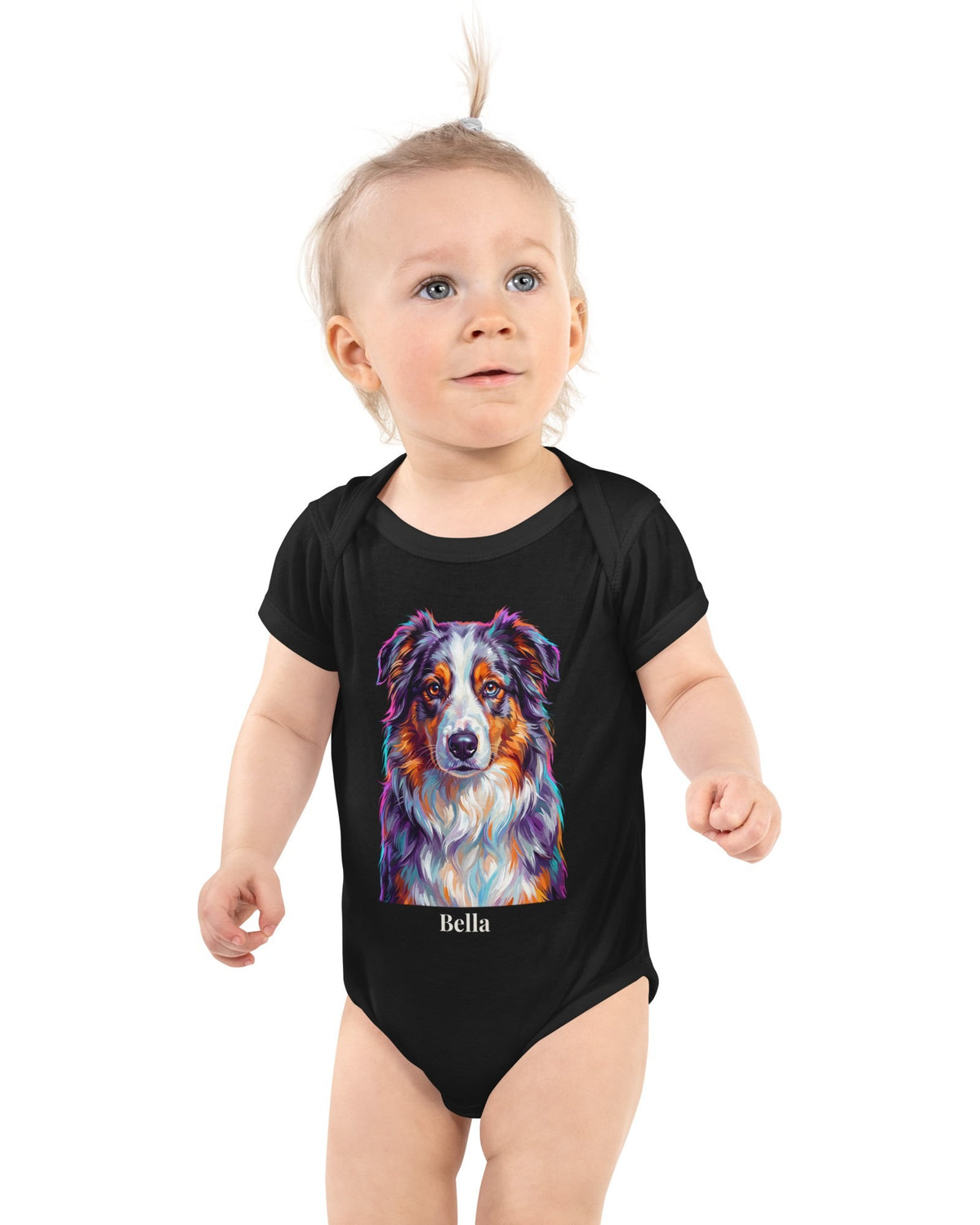 Babybody schwarz mit Hundeportrait im Pop-Art-Stil und Namen Bella, getragen