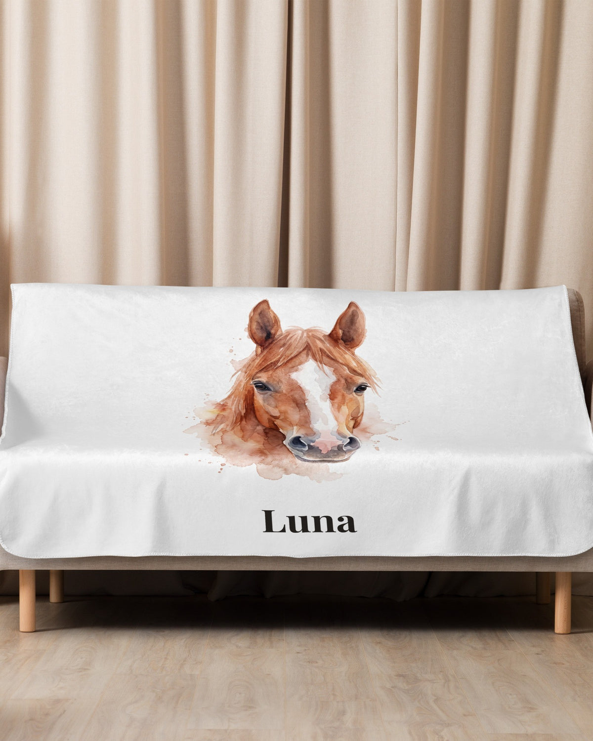 Sherpa-Decke mit Pferdeportrait im Aquarell-Stil und Namen Luna auf dem Sofa