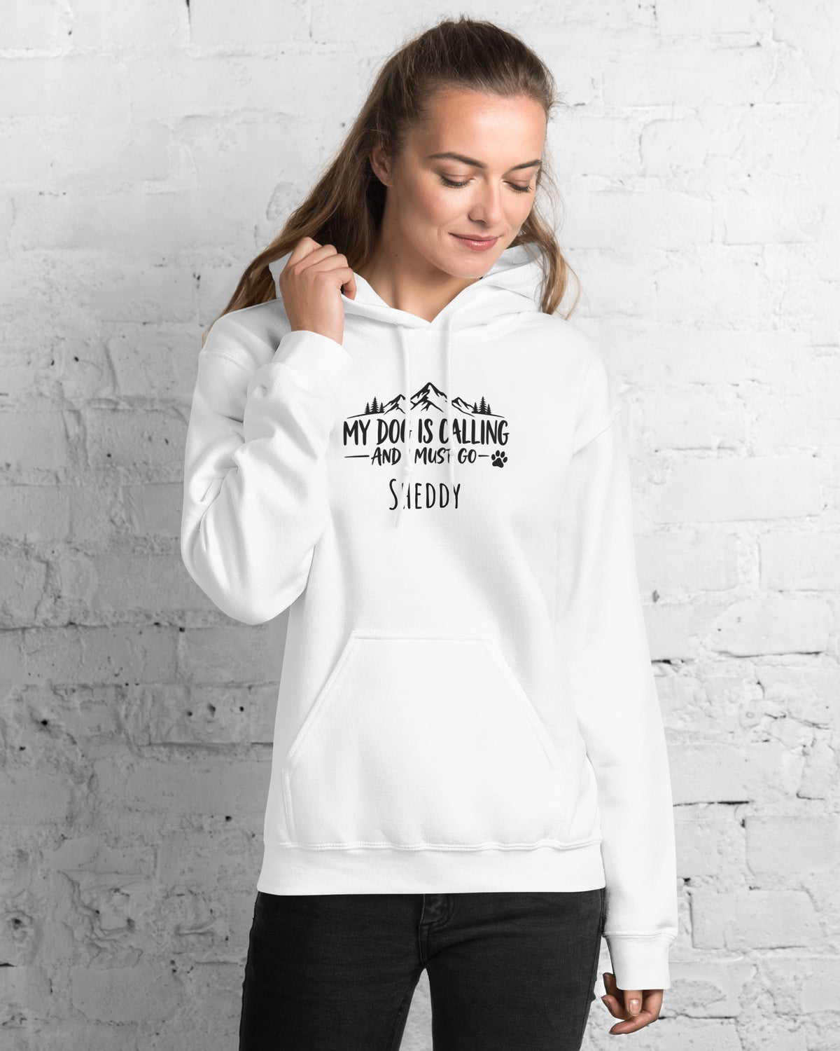 Hoodie My Dog Is Calling in Weiß mit dem Namen Sheddy, getragen von einer Frau