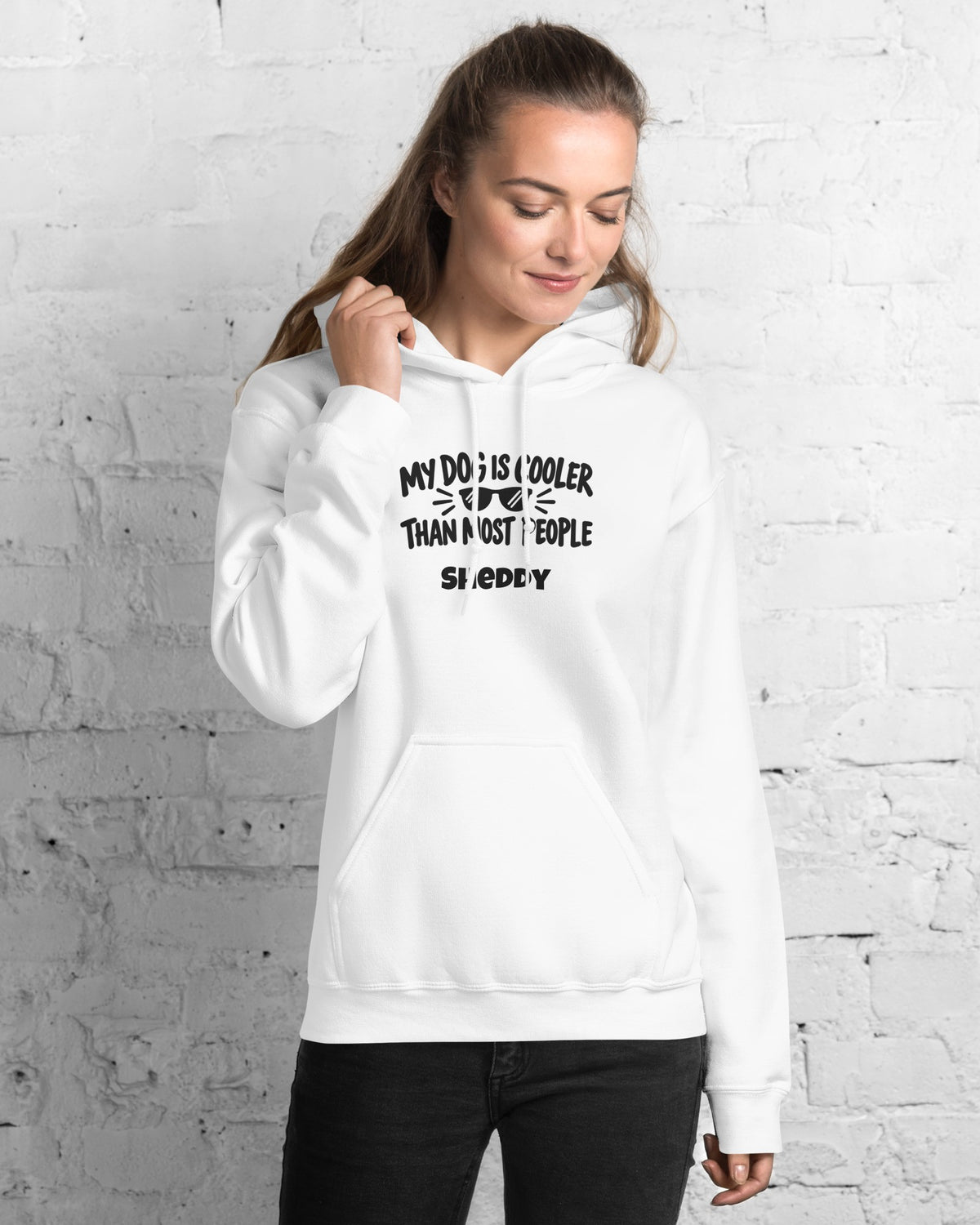 Hoodie My Dog Is Cooler Than Most People in Weiß mit dem Namen Sheddy, getragen von einer Frau