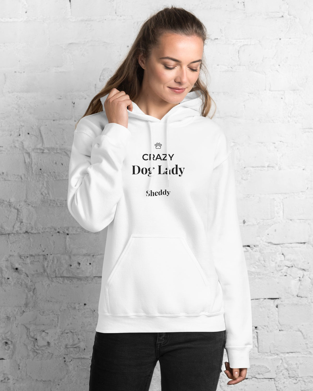 Hoodie Crazy Dog Lady in Weiß mit dem Namen Sheddy, getragen von einer Frau