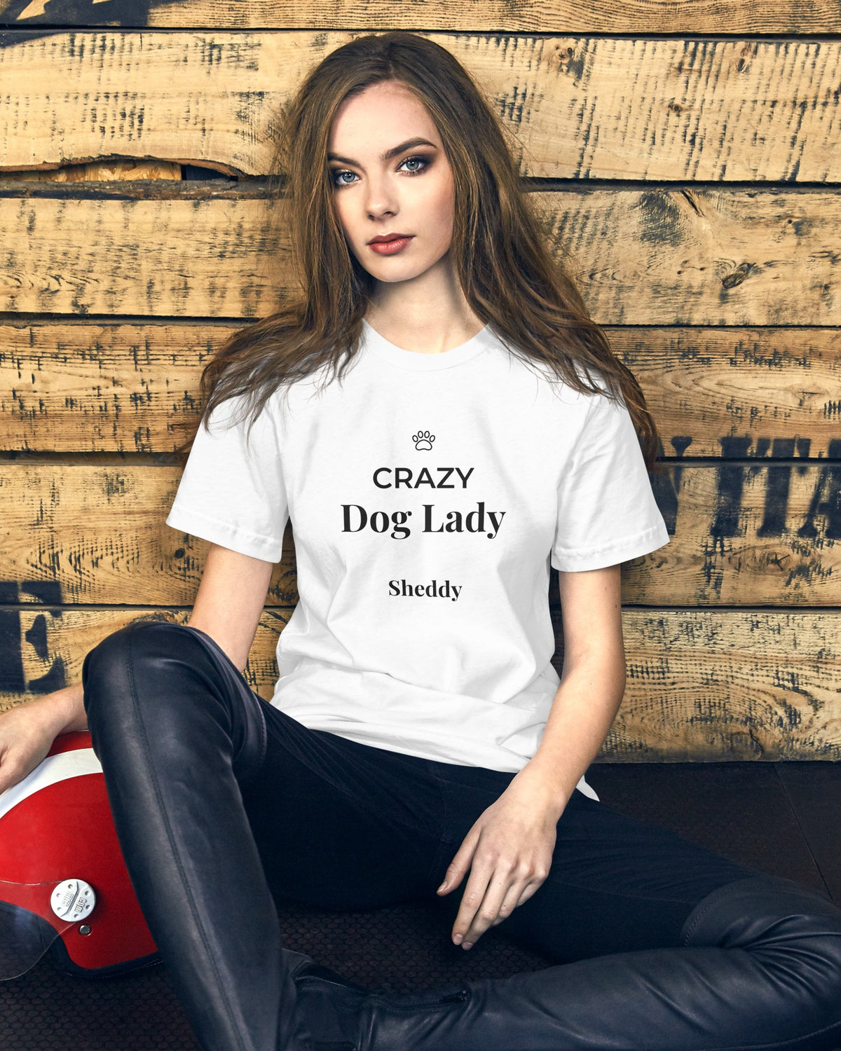 T-Shirt Crazy Dog Lady in Weiß mit dem Namen Sheddy, getragen von einer Frau