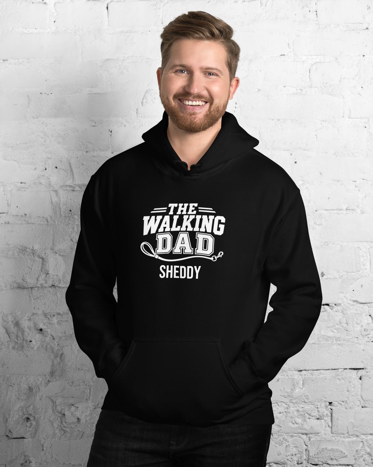 Hoodie The Walking Dad in Schwarz mit dem Namen Sheddy, getragen von einem Mann