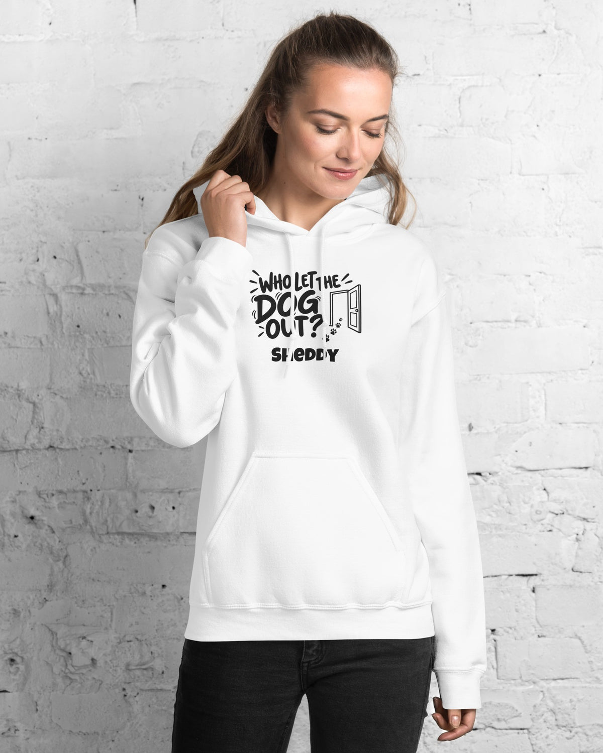 Hoodie Who Let The Dog Out in Weiß mit dem Namen Sheddy, getragen von einer Frau