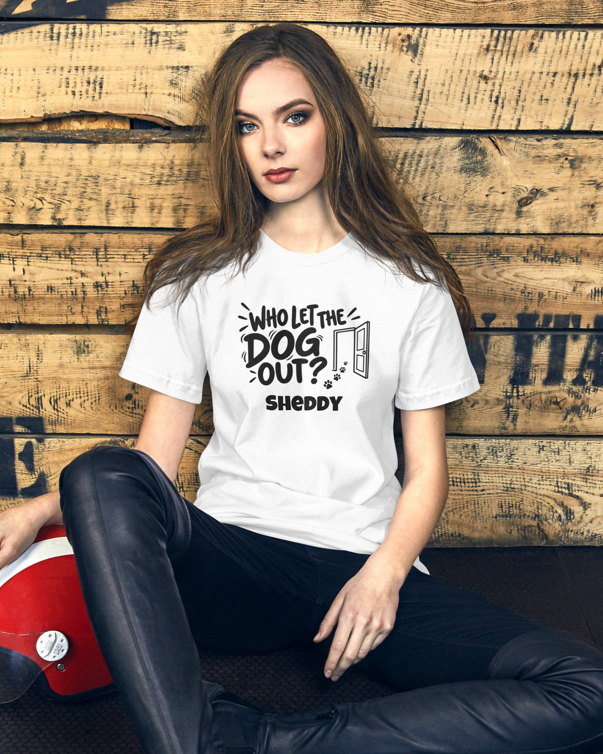 T-Shirt Who Let The Dog Out in Weiß mit dem Namen Sheddy, getragen von einer Frau