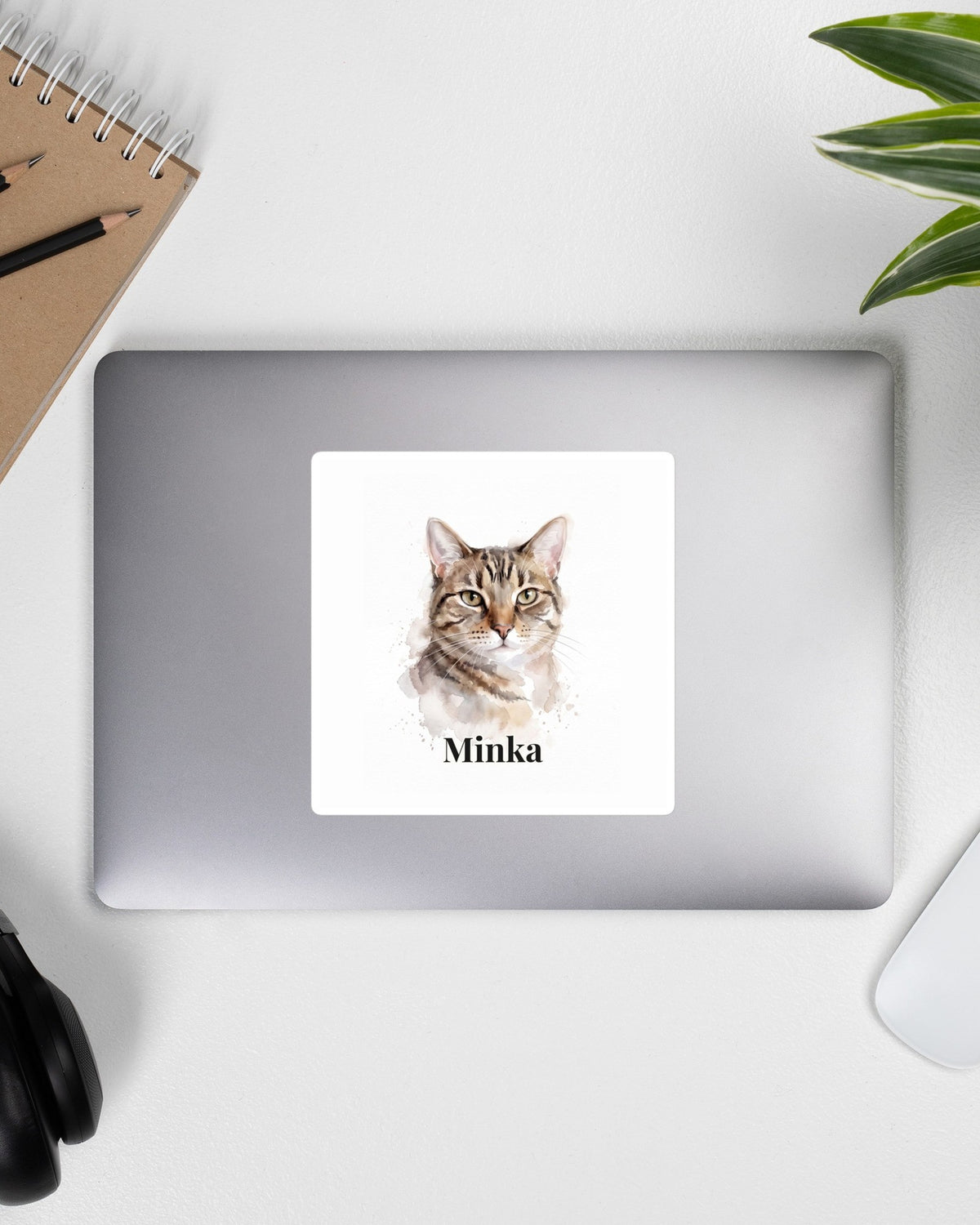 Sticker mit deiner Katze im Aquarell-Stil mit Namen Minka auf dem Laptop