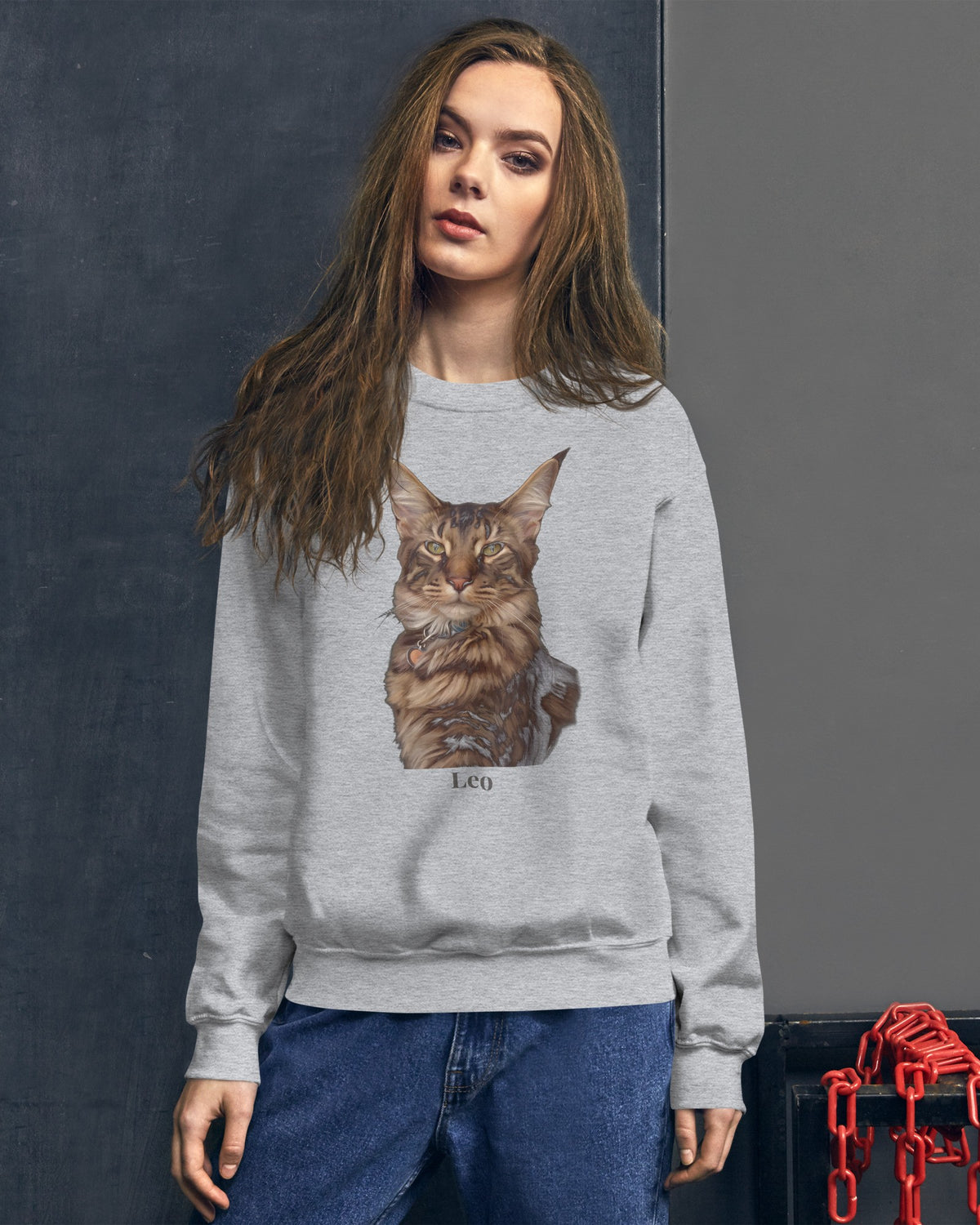 Sweatshirt in Hellgrau meliert mit Portrait von einer Maine Coon im Stil Ölgemälde und dem Namen Leo, getragen von einer Frau