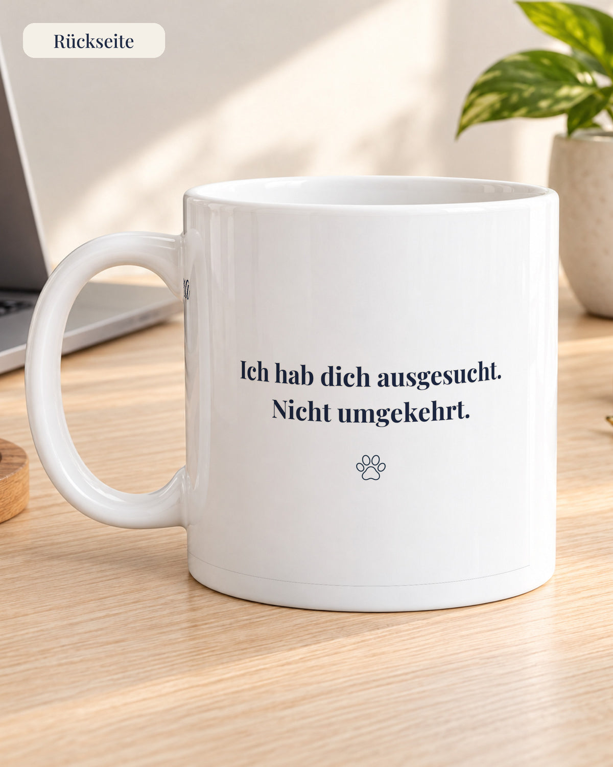 Tasse Katzenmama und Katzenpapa mit Foto, Rückseite am Schreibtisch