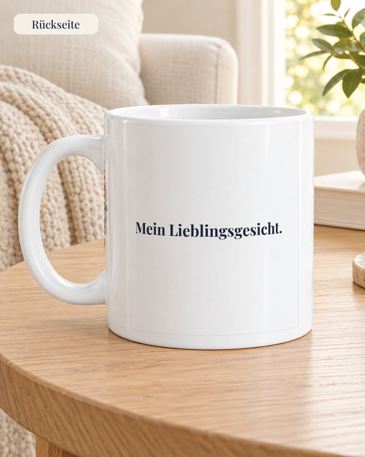 Blütenkranz-Tasse mit deinem Tier und Namen, Rückseite auf dem Beistelltisch am Sofa