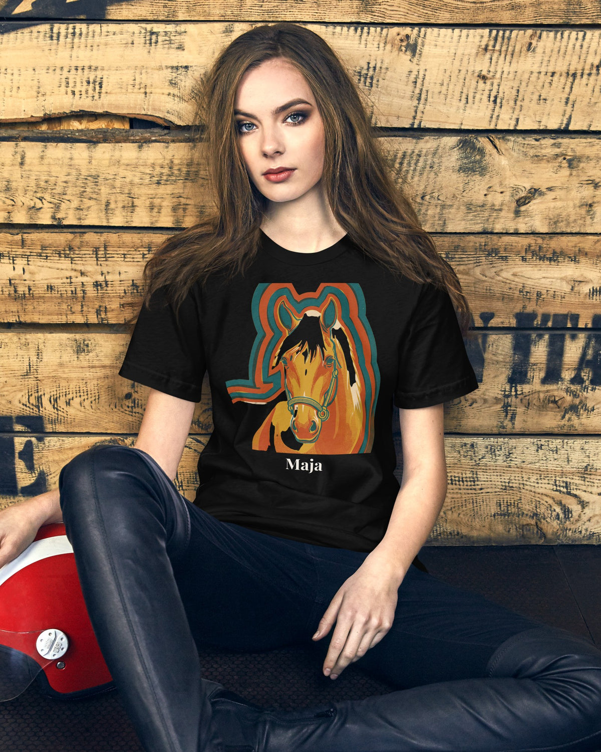 T-Shirt in Schwarz mit Portrait von einem Haflinger im Stil Retro und dem Namen Maja, getragen von einer Frau