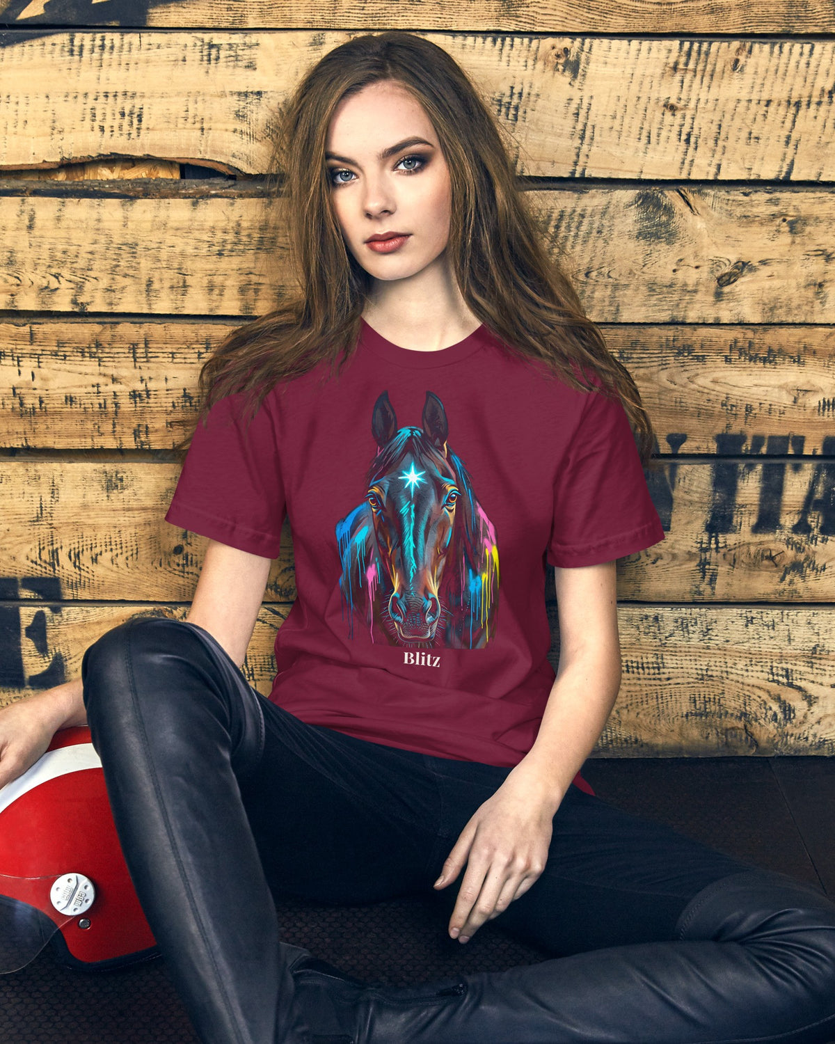 T-Shirt in Bordeaux mit Portrait von einem Friese im Stil Street-Art und dem Namen Blitz, getragen von einer Frau