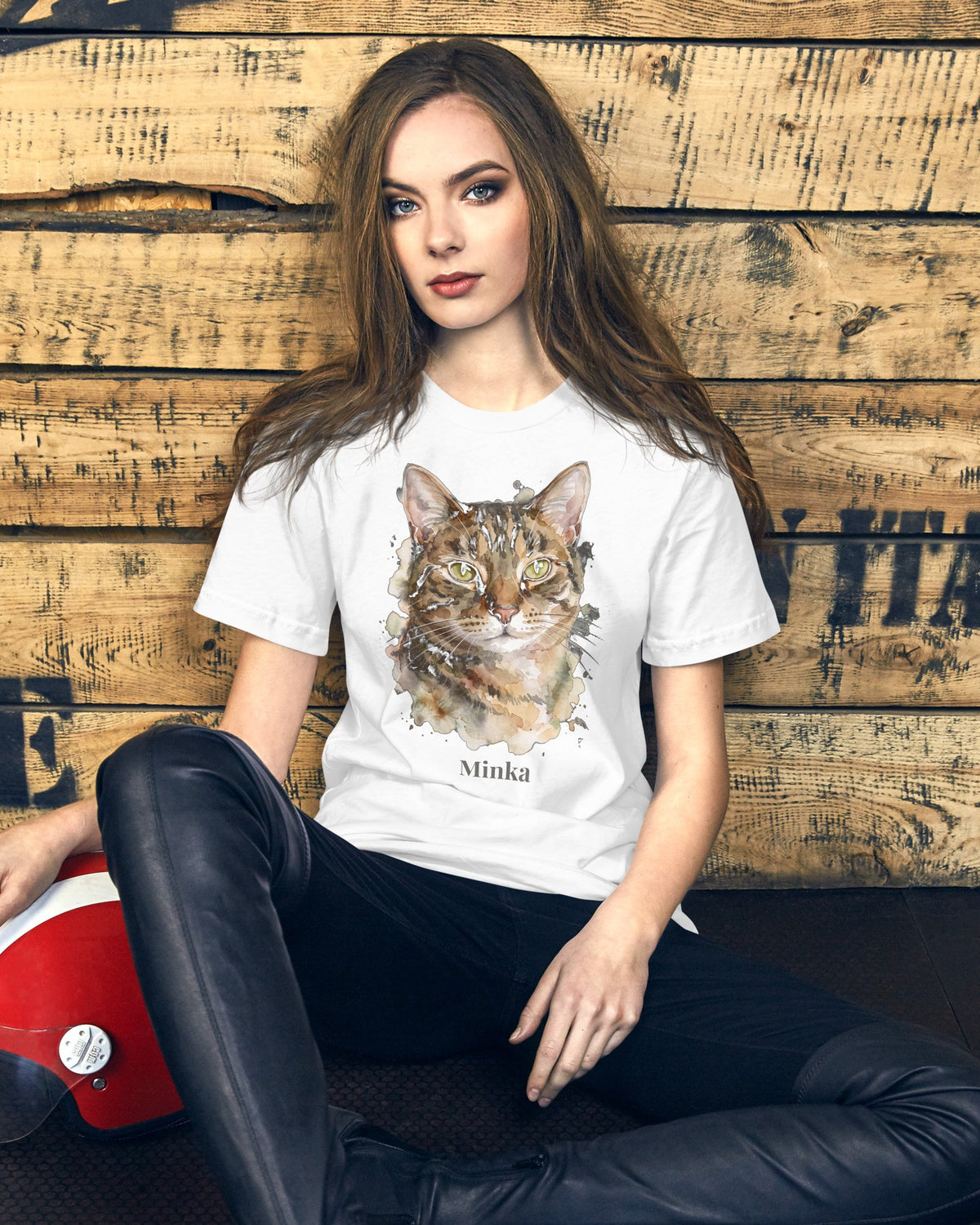 T-Shirt in Weiß mit Portrait von einer Tigerkatze im Stil Aquarell und dem Namen Minka, getragen von einer Frau