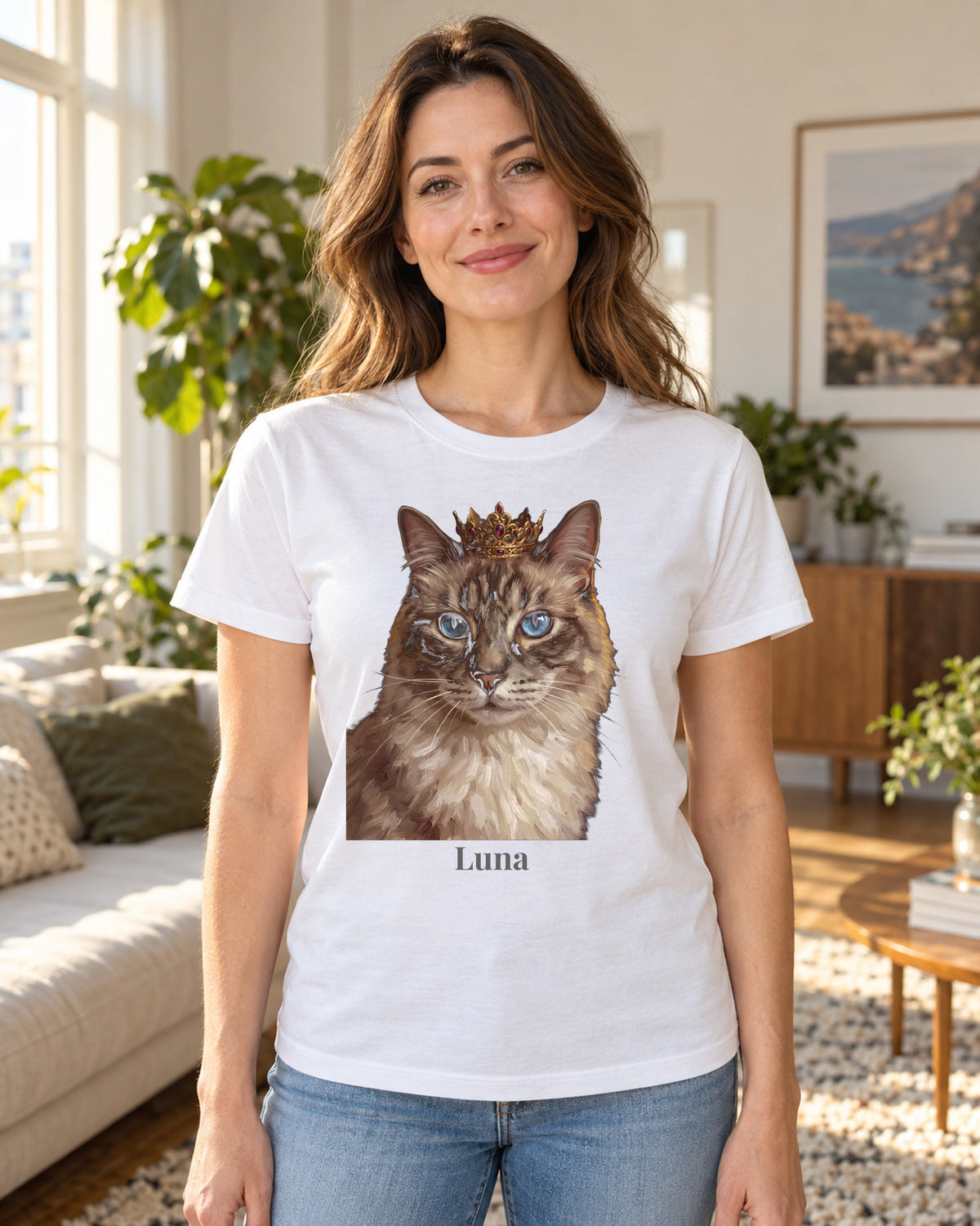 T-Shirt in Hellblau mit Portrait von einer Ragdoll im Stil Royal und dem Namen Luna, getragen von einer Frau in einer hellen Wohnung