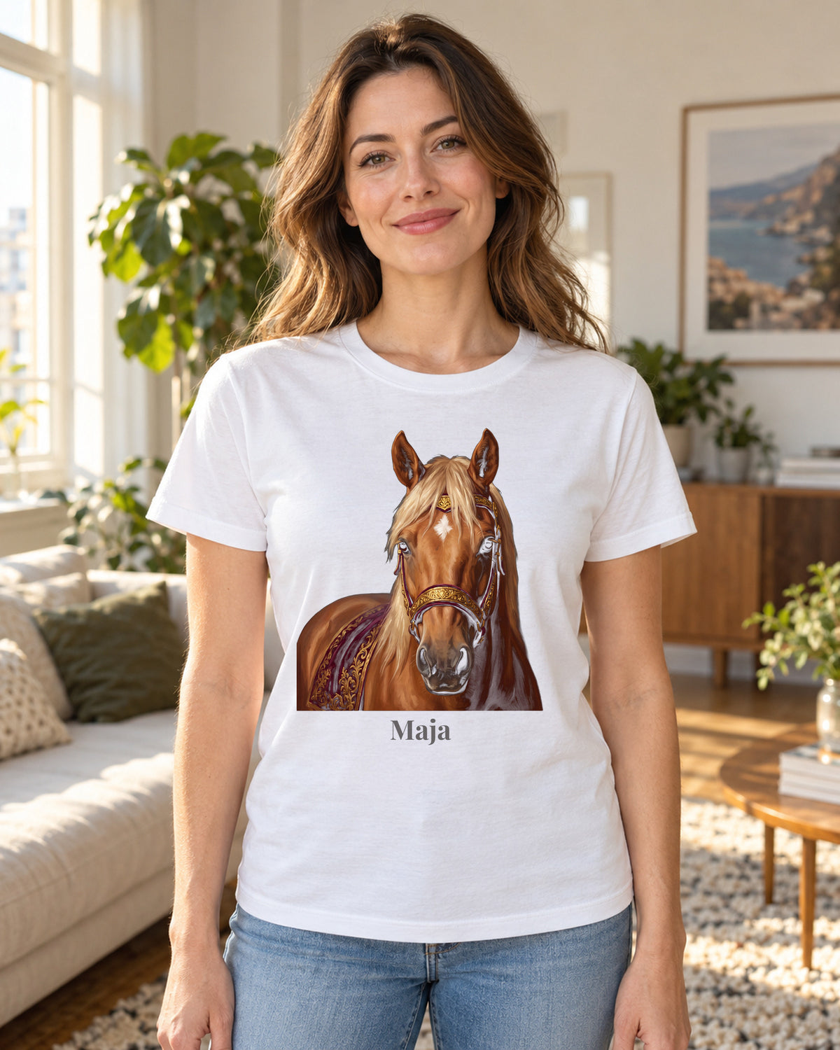 T-Shirt in Hellblau mit Portrait von einem Haflinger im Stil Royal und dem Namen Maja, getragen von einer Frau in einer hellen Wohnung