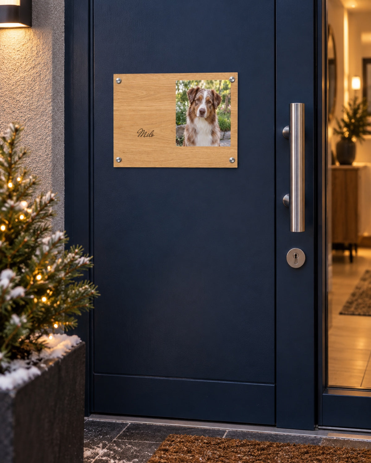 Türschild mit Australian Shepherd Milo an einer dunkelblauen Wohnungstür im Winter