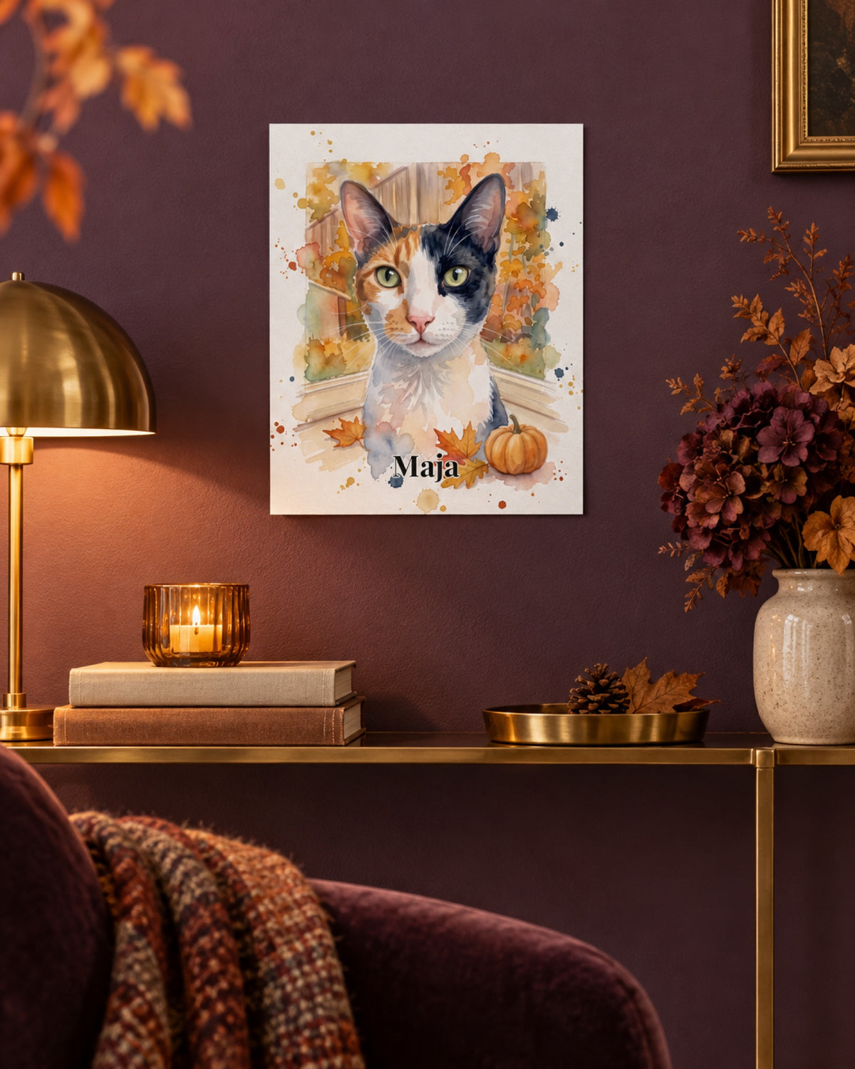 Ungerahmtes Poster mit Glückskatze Maja in einer Lifestyle-Szene: dunkellila Leseraum im Herbst, kleines ungerahmtes Poster über schmaler messingfarbener Konsole