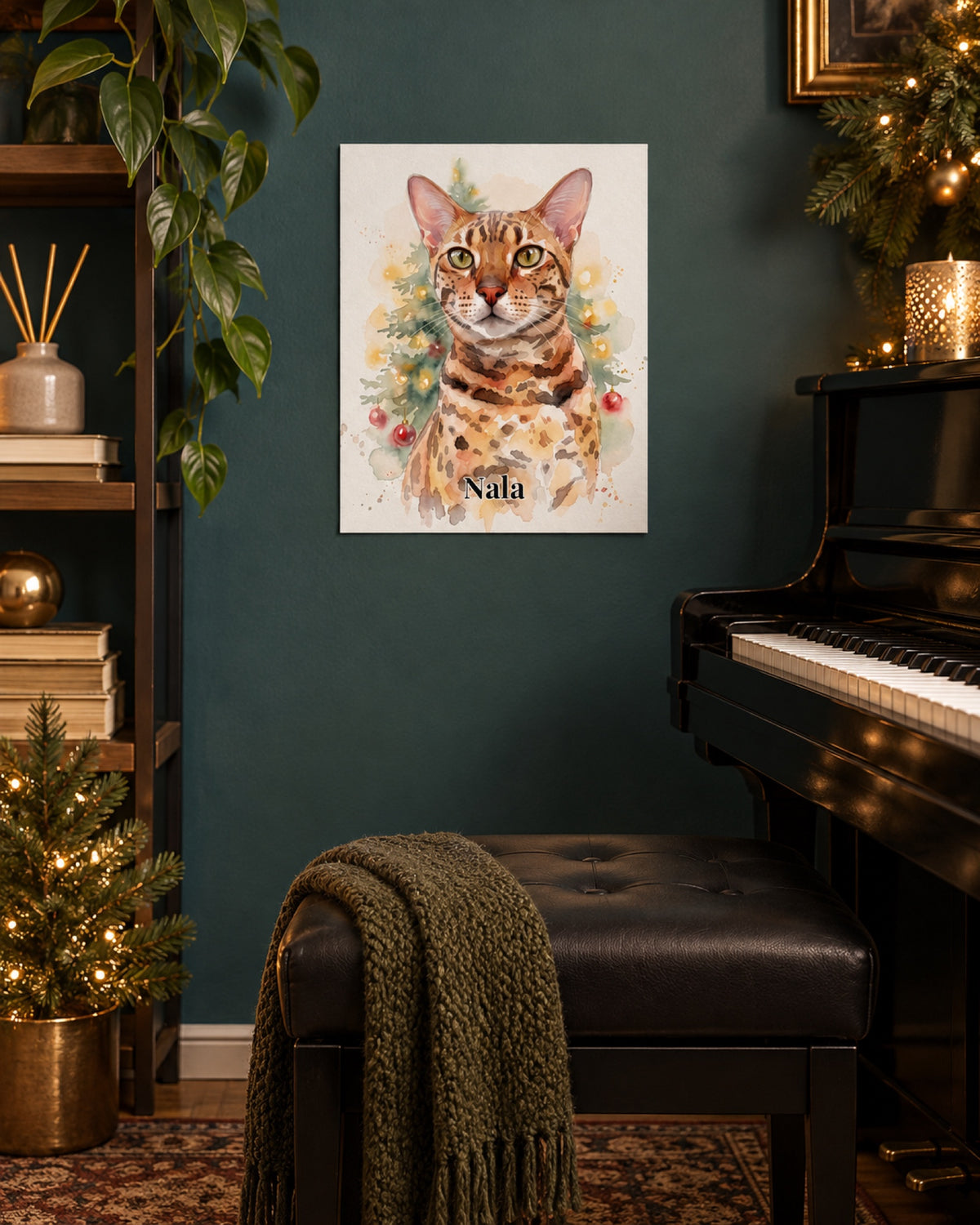 Ungerahmtes Poster mit Bengalkatze Nala in einer Lifestyle-Szene: petrolfarbenes Musikzimmer mit dezenter Weihnachtsgirlande, rahmenloses Poster an der Wand über dunklem Pianohocker